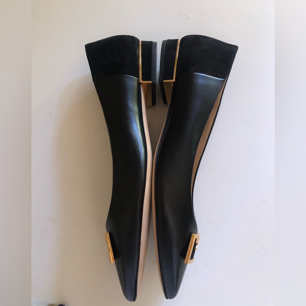 - Tory Burch Gigi Black Flats Leather Gold Logo Size 9 lightly worn - Picture 5 of 7